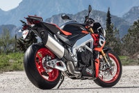 アプリリアから「トゥオーノV4ファクトリー」登場　スーパースポーツ由来の高性能モデルの画像