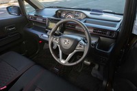 「ワゴンRスティングレー」のインテリア。エアコンの吹き出し口やシートなどに赤いアクセントが施される。