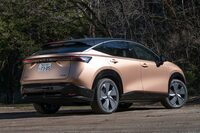 2021年6月の受注開始からおよそ1年半を経て、ようやく納車が開始された「日産アリアB9 e-4ORCEリミテッド」。大容量バッテリーと2モーター方式の4WDを搭載した「B9 e-4ORCE」ベースの、発売記念モデルだ。