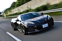 「Z06」のエンジンは、フラットプレーンクランクシャフトの採用も特徴となっている。このクランクシャフトは2次振動の大きさが弱点とされるが、カウンターウェイトを小型化でき、またバンク間の排気干渉がないのでレスポンスがよく高回転・高出力なエンジン特性を実現できる。