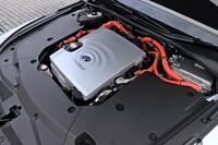 駆動用モーターは最高出力182PS、最大トルク300N・mを発生する。