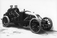 1万2986ccの直4エンジンを搭載したルノーのレーシングカー「AK90CV」。第1回フランスグランプリでは、同車に乗るフェレンク・シジズが優勝した。