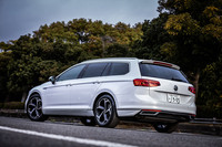 「パサート」のPHEVは、マイナーチェンジ前にはセダンとステーションワゴンが用意されていたが、今回日本に導入されたのは後者の「パサートGTEヴァリアント」のみとなる。