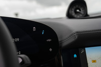 メーターパネルの両端にはタッチ操作が可能な領域が設けられている。右端（写真）ではサスペンションやトラクションコントロールのセッティングが、左端では灯火類のコントロールができる。