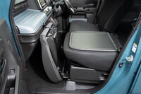 折り畳んだ助手席の背もたれの後ろを作業用のテーブルとして使える。載せたものが転がっていかないよう、樹脂部分はふちが高くなっている。