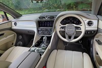 試乗車は「ベンテイガEWB」の発売記念モデル「アズール ファーストエディション」。最上級グレード「アズール」をベースに、さらに装備を強化したモデルで、各所に「FIRST EDITION」のロゴがあしらわれる。