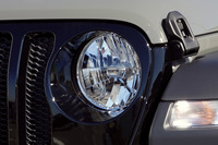 ブラック仕上げとなる専用グリルを採用。エンジンフードには「WILLYS」デカールも装着。