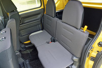 収納することを前提としているため、リアシートの座面とシートバックも薄くて硬い。「G・Honda SENSING」「L・Honda SENSING」にはヘッドレストも備わらない。