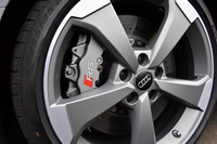 「5アームローターデザイン マットチタンルック」と名付けられた19インチホイール。奥に見えるセラミックディスクブレーキ（フロントのみ）は、66万円のオプション。