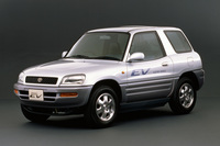 1996年に発売された「トヨタRAV4 EV」は、シール型のニッケル水素バッテリーと最高出力45kW（約61PS）の永久磁石式同期型モーターを搭載。こうしたEVで培った技術が、ハイブリッドカーの開発に生かされた。