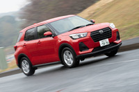 「ダイハツ・ロッキー」の車両重量は970～1050kg。小柄なボディーは、車重の軽さや生産コストの低さ、燃費性能のよさなどに貢献している。