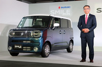 「ワゴンRスマイル」とスズキの鈴木俊宏社長。同車はスズキにとって、久々の新型車となる。