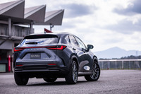 新型「NX」のリアビュー。エクステリアデザインについては「シャープなキャラクターラインと大きな曲面の相反する要素を融合。ソリッドな質感を追求した」と説明されている。写真はレクサスブランドとして初めて設定されたプラグインハイブリッド車「NX450h＋“バージョンL”」で、車両本体価格は714万円。