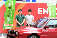 取材対応いただいた、カープライスの奥山 学さん（写真左）と松井亮輔さん（右）。オークションのエントリーに必要な事前査定は、奥山さんが担当した。場所は都内のガソリンスタンド。望めば自宅ガレージなどでも実施可能だ。