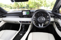 従来型からインストゥルメントパネルとドアトリムを大幅にデザイン変更。コンソール上のディスプレイも、7インチから8インチに大型化した。「アテンザワゴン25S Lパッケージ」ではフレームレスタイプの自動防げんルームミラーや、ダッシュボードに新素材「ウルトラスエード ヌー」を世界初採用する。