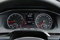 メーターパネルはシンプルな2眼式を採用。フル液晶タイプなどは用意されないものの、視認性は良好だ。