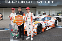 勝利を喜ぶTGR TEAM au TOM'Sの3人。写真左から山下健太、伊藤大輔監督、そして坪井 翔。