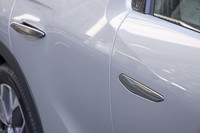 「DS 3クロスバックE-TENSE」には、キーを持ったユーザーが車両の1.5m以内に近づくと格納式のドアハンドルがせり出す「プロキシミティ キーレスエントリー＆スタート」が備わる。写真右が収納状態で、左が展開した状態。