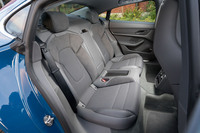 後席は中央の座面にオープントレーが備わる2座式がスタンダードで、3座式とするためにはオプションの「4＋1シート」を選ぶ必要がある。「タイカン」の電動プラットフォームでは、後席の足もと部分のみバッテリーが退けられており、着座位置を低く抑えている。