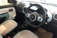 ホワイトのアクセントパネルを用いたポップな印象のインテリア。シートやドアパネルにボディーカラーと同じ水色があしらわれていて、実にオシャレさん。キャンバストップは電動で、キャビン天井部に備わるスイッチを操作するだけで手軽にオープンエアモータリングが楽しめる。