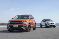 「Tクロス」（左）と「キャプチャー」（右）。Tクロスのボディーサイズは全長×全幅×全高＝4115×1760×1580mmで、フォルクスワーゲンらしい端正なフロントフェイスとスクエアなフォルムが特徴だ。