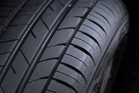 今回使用したのは下ろし立ての新品タイヤだが、ショルダー部分のエッジが面取りされていることが分かる。この「3Dショルダーブロック」がブロックの振動を抑制している。