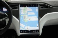 インパネの中央に設置された、タッチパネル式の17インチスクリーン。ナビやオーディオはもちろん、シートの調整（後席も）、サイドミラーの調整など、車両のほとんどの部分を操作できる。（写真をクリックすると、さまざまな操作画面が見られます）