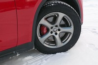 本来「ステルヴィオ ファーストエディション」は20インチのアルミホイールを装着するが、今回の試乗車は、スタッドレスタイヤ「ピレリ・アイス アシンメトリコ」と5スポーク18インチホイールのセットオプションを装備していた。