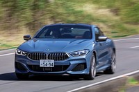 フロントにダブルウイッシュボーン式、リアに5リンク式のサスペンションを採用。リアアクスルには、電子制御式ディファレンシャルロックが標準装備されている。