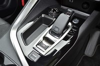 オートマチックトランスミッションは6段。ステアリングホイールの背後にシフトパドルが用意される。