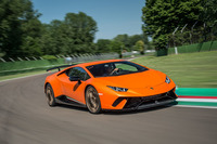 「ペルフォルマンテ」の開発目標は“よりレーシーであること”。「ウラカン クーペ」と比較した場合、サスペンションのロール剛性は15％強化されている。