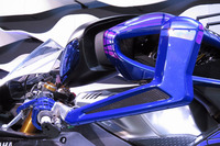 「バージョン2」では、ハンドリング剛性をアップさせるため、腕のパーツなどにカーボン素材を多用している。