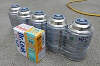 通販で買いあさった冷媒ガスとシール剤とエアコン添加剤。わが「バイパー」は2000年製造のクルマなので、冷媒ガスは一般的な「HFC-134a」だ。