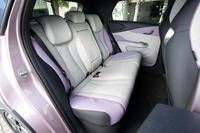 ボディーサイズに対してホイールベースが長い（2700m）ので、後席の足元は広い。