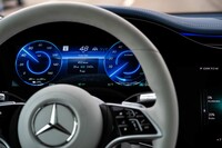 「ハイパースクリーン」を構成する画面はメーターパネルと助手席用が12.3インチで、センタースクリーンが17.7インチ。