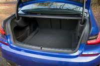 トランク容量は480リッター。硬い荷物を積んだ際に傷ついたり、荷物に傷をつけたりするのを防ぐため、内部は全面にファブリック処理が施されている。