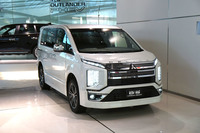 こちらはマイナーチェンジを機に新規設定された、より上質感を高めたとされるグレードの「アーバンギア」。