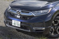 「CR-V」のフロントまわりでは、面全体で光るヘッドランプやグラデーション状に光るポジションランプを採用し、先進性を表現している。