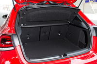 荷室の容量は370～1210リッター。40：20：40分割式の後席を倒すことで積載量を調節できる。