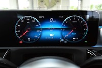 液晶タイプのメーターパネルは、表示される情報・数値だけでなく、メーター全体のデザインも変更可能。