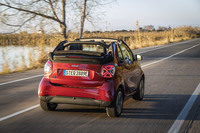 「フォーツーカブリオ」のソフトトップは、従来型と同様に手動で開け閉めを行う。BEV化に合わせ、3モデルともリアコンビネーションランプのデザインが三角形をモチーフとしたものに変更された。