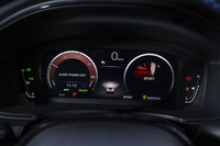 メーターパネルは10.2インチのフル液晶タイプ。視認性とデザインにこだわったというだけあって見やすく、表示も室内の雰囲気によく合っている。