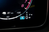 回生ブレーキは強弱だけでなく、前走車との距離などに応じて自動的に強さを調整する「アダプティブ」も選べる。