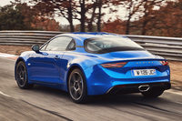 「アルピーヌA110」のリアビュー。リアまわりがいかに低く絞り込まれているかがよく分かる。