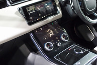 センターコンソールには、上下2段の10.2インチタッチスクリーンがレイアウトされる。