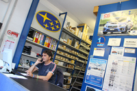 パーツ倉庫と、担当のステファノ氏。頭上の手作り六連星マークが、ブランドへの愛着を感じさせる。