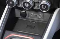 シフトセレクターの前方にUSB端子やDC12Vソケットなどを設置。スマートフォンのワイヤレス充電システムは「インテンス テックパック」の専用装備となる。