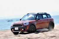 「MINIクロスオーバー」は、2017年2月に初のフルモデルチェンジを受け、2代目となった。
