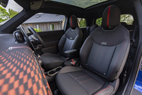 シートはべスキン（合皮）とファブリックのコンビ表皮を採用。ただの黒ではなく「ジョンクーパーワークスブラック」というありがたい名前がついている。