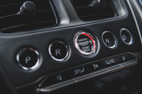 ダッシュボードのセンター部に設けられた「P」「R」「N」「D」のボタンでギアをセレクトする。